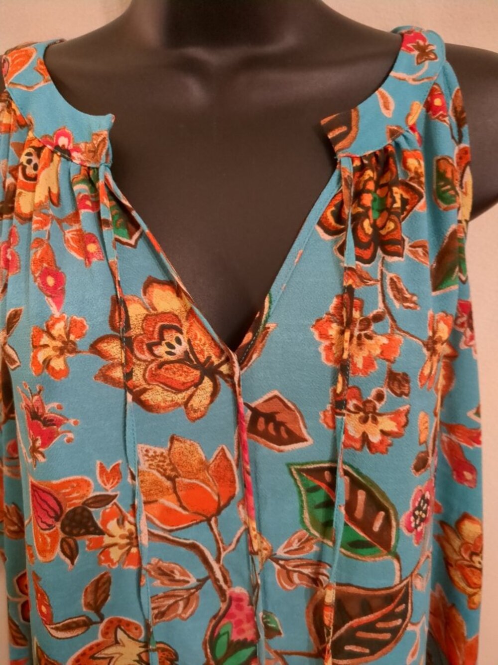 L 🏵 Sleeveless Summertime Floral Top with Tassels - Picture 2 of 14